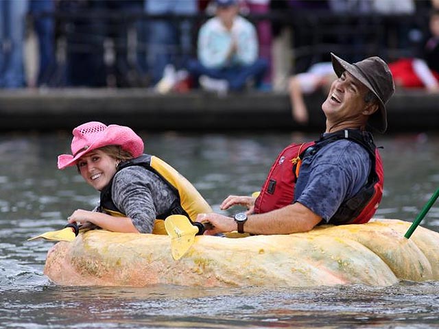 В американском городе Туалатин, штат Орегон, прошли традиционные соревнования по гребле в гигантских тыквах. Двенадцатая ежегодная регата, включавшая в себя четыре гонки на воде, состоялась 17 октября