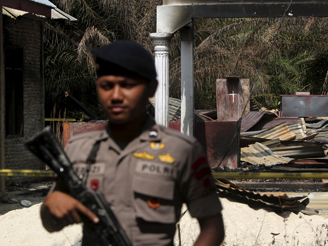 Власти провинции Ачех, расположенной на севере острова Суматра в Индонезии, под давлением местной мусульманской общины начали в понедельник снос христианских храмов