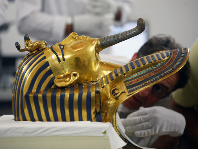 Во вторник, 20 октября, стало известно о начале реставрации погребальной маски Тутанхамона, испорченной работниками каирского музея чуть более года назад