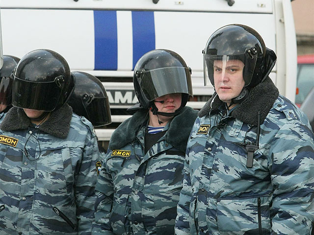 Сотрудники московской полиции при силовой поддержке ОМОНа задержали на одной из городских строек около 500 рабочих из стран ближнего зарубежья