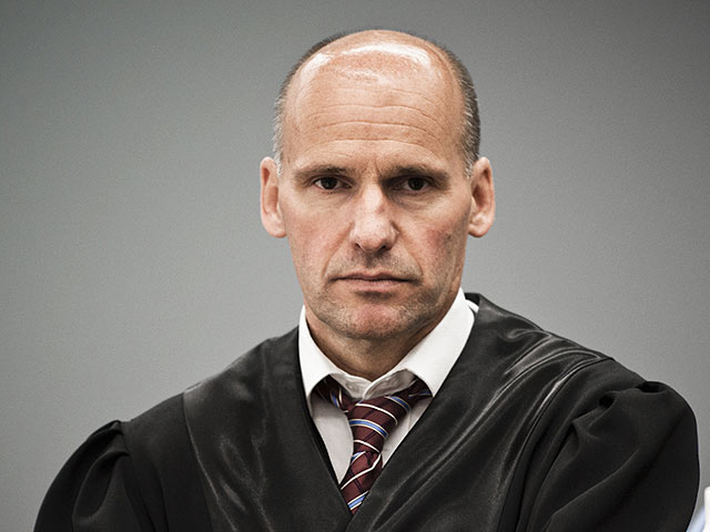 Адвокат норвежского террориста Андерса Брейвика, осужденного на 21 год тюрьмы за убийство 77 человек в 2011 году, Гейр Липпестад начал политическую карьеру, став членом городского правительства