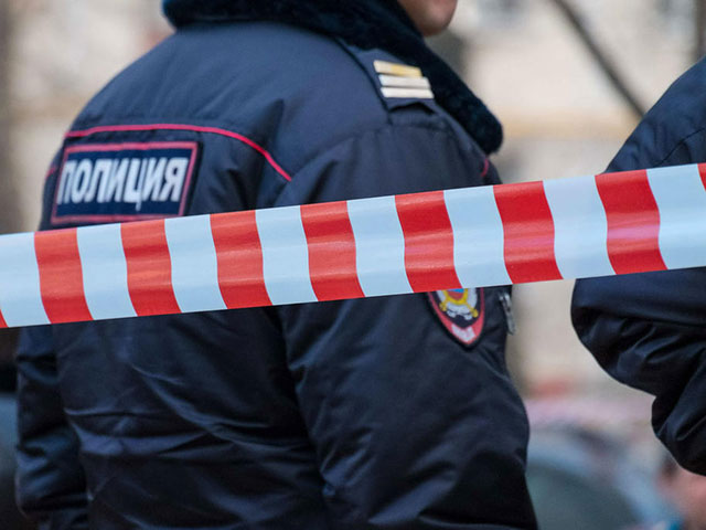 В Чеховском районе Московской области полиция предпринимает меры по освобождению женщины, которую взял в заложники вооруженный злоумышленник
