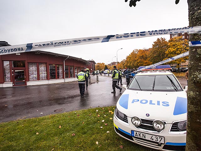 Полиция Швеции ранила и задержала мужчину, который ворвался в учебное заведение с ножом и напал на школьников и учителей. В итоге пять человек получили колото-резаные раны, а один из пострадавших скончался. Также в больницу попал и виновник резни