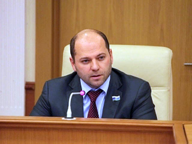 Сына уральского депутата, советовавшего россиянам меньше есть, застукали за кражей колес Сына уральского депутата, советовавшего россиянам меньше есть, застукали за кражей колес