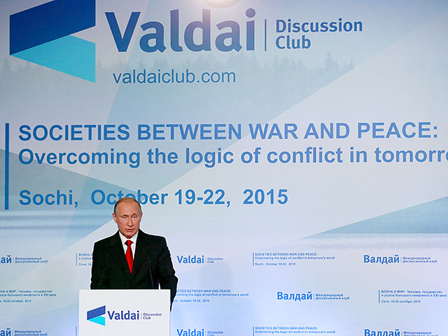 Президент РФ Владимир Путин выступает на итоговой пленарной сессии клуба "Валдай" в Сочи. В ходе выступления глава государства, рейтинг которого в стране достиг максимума, резко раскритиковал США