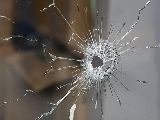 В Новосибирске неизвестный выстрелил в окно ОМВД и ранил полицейского