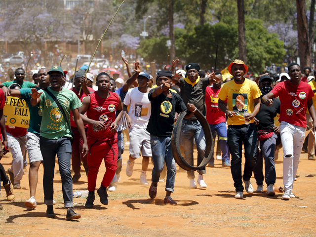Студенты в ЮАР, устроившие массовые акции протеста, добились отмены повышения платы за образование