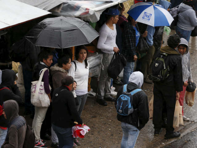 Жители Мексики прячутся в убежище от удара стихии