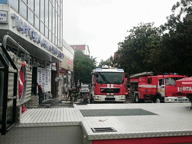 С крыши пылавшего торгового центра в Сочи спасли более 10 человек