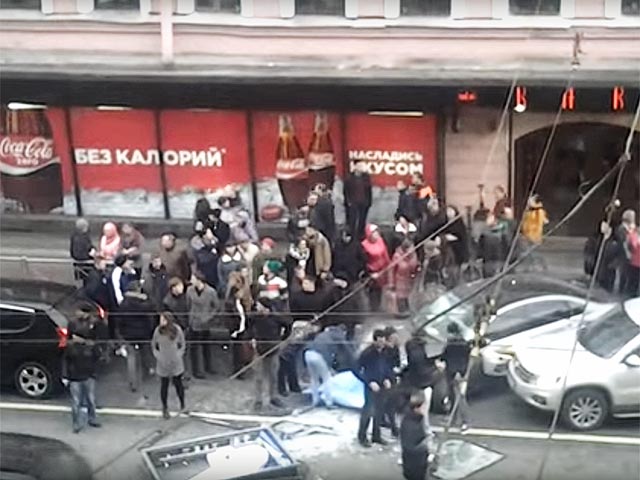 В Петербурге уснувший за рулем водитель врезался в людей на остановке: пятеро пострадавших