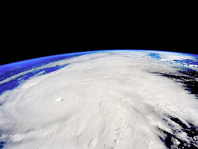 Ураган "Патрисия", который на подходе к побережью Мексики был самым мощным за всю историю наблюдений в стране, стремительно ослаб над сушей и теперь считается тропической депрессией