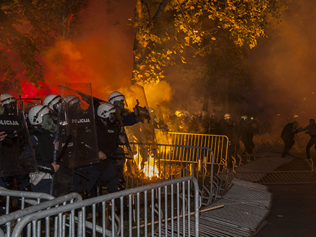 Митингующие в Подгорице начали забрасывать полицию файерами