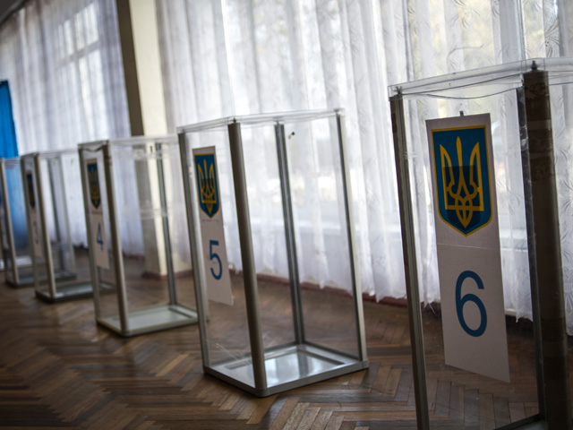 Местные выборы в крупнейшем контролируемом киевскими властями городе Донецкой области Мариуполе оказались сорваны из-за претензий избирательной комиссии к напечатанным с ошибками бюллетеням