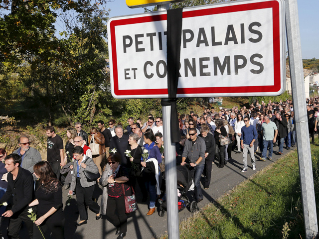 Несколько тысяч человек приняли участие в траурных мероприятиях в память о жертвах крупного ДТП на юго-западе Франции, в результате которого погибли 43 человека, в том числе и малолетний ребенок