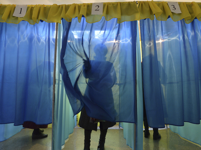 Избирательные участки для голосования на выборах в органы местного самоуправления закрылись на Украине в воскресенье в 20:00 по местному времени (21:00 мск)