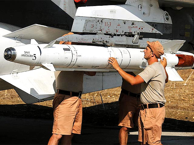 Работники корпорации "Тактическое ракетное вооружение" перешли на работу в три смены по причине возросшей потребности военных в поставках вооружений для проведения операции РФ в Сирии