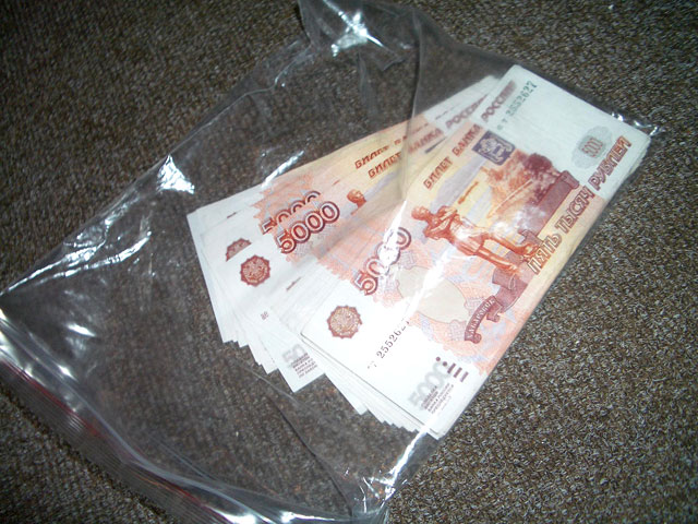 Сотрудники МВД задержали трех жителей Белгорода, подозреваемых в попытке продажи крупной партии фальшивых банкнот достоинством в 5 тысяч рублей