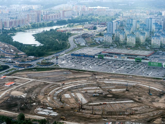 Строительная площадка стадиона "Нижний Новгород", строящегося к чемпионату мира по футболу 2018 года в Нижнем Новгороде, июль 2015 года