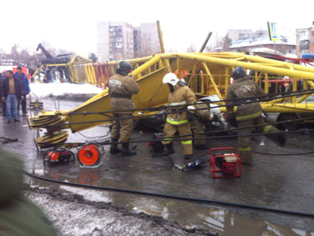 В Омске на проезжую часть упал строительный кран. По предварительным данным, в результате инцидента четыре человека погибли, в том числе и ребенок