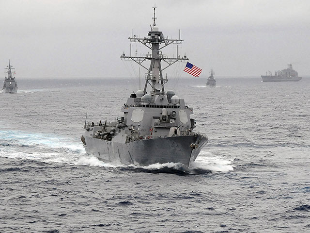 Американский ракетный эсминец Lassen вошел в 12-мильную зону искусственных островов в спорном районе Южно-Китайского моря.
