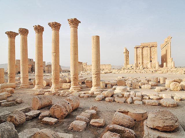 Боевики запрещенной в РФ террористической группировки "Исламское государство" взорвали три древние колонны в древнем сирийском городе Пальмира