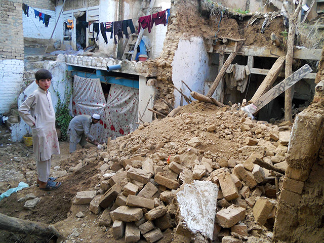 В результате мощного землетрясения магнитудой 7,5, которое произошло в понедельник в отдаленных районах Афганистана и Пакистана, по последним данным, погибли более 300 человек, еще по меньшей мере 2000 человек получили ранения