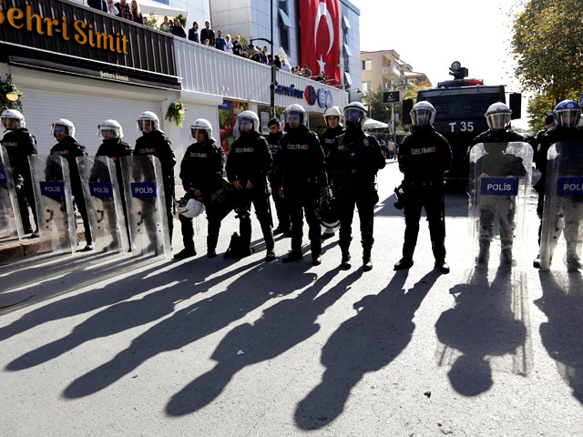 Полиция Турции в среду, 28 октября, взяла под свой контроль в Стамбуле офисы двух оппозиционных телеканалов, относящихся к холдингу Koza-Ipek Group