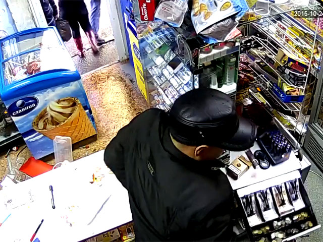 Полицейские Красноярска задержали с поличным мужчину, который пытался ограбить продуктовый магазин. Преступник оказался в ловушке благодаря действиям случайных свидетелей, которые не дали ему выйти из торгового павильона и скрыться