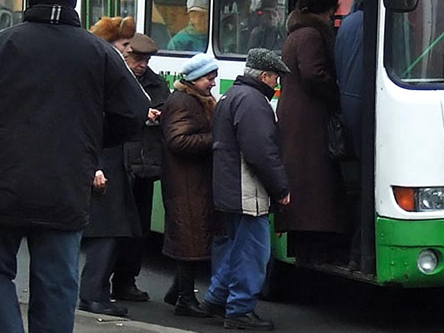 В Перми из-за сильной давки в вечерний час пик пострадал автобус. Стекло в задней двери не выдержало давления и лопнуло. Жители города возмущаются организацией работы общественного транспорта