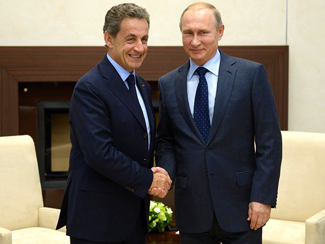 Президент России Владимир Путин тепло приветствовал приехавшего в четверг в Москву с визитом бывшего президента Франции Николя Саркози, обратившись к нему на "ты"