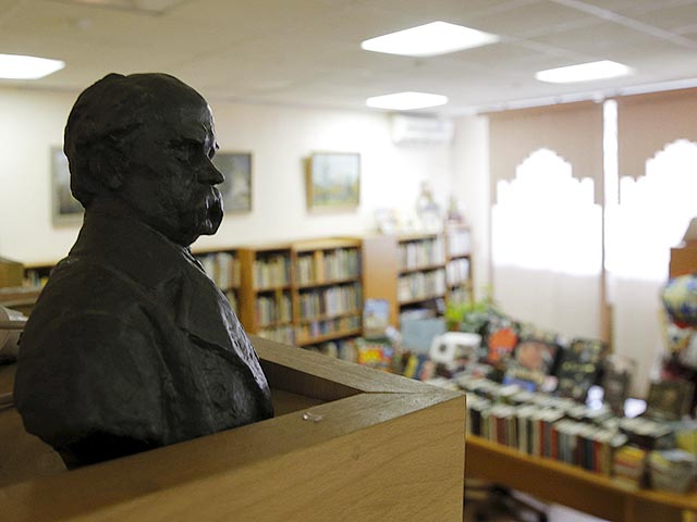 Члены российского ПЕН-Центра, объединяющего известных писателей и публицистов, выразили возмущение в связи с "разгромом" Библиотеки украинской литературы в Москве, под которым они имеют в виду прошедшие на днях обыски
