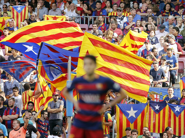 Руководство "Барселоны" не намерено подчиняться требованиям УЕФА, связанным с использованием болельщиками флагов, символизирующих борьбу Каталонии за независимость от Испании