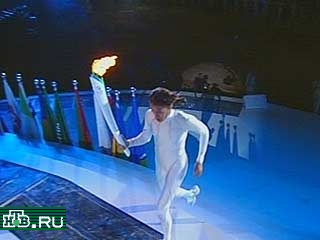 Кэти Фримен зажигает олимпийский огонь