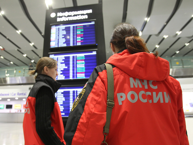 Сотрудники МЧС в аэропорту "Пулково", где должен был приземлиться потерпевший катастрофу лайнер Airbus-321 авиакомпании "Когалымавиа", который выполнял рейс 9268 Шарм эш-Шейх - Санкт-Петербург