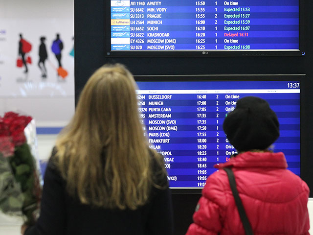 Люди у табло прилета в аэропорту "Пулково", где должен был приземлиться потерпевший катастрофу лайнер Airbus-321 авиакомпании "Когалымавиа", который выполнял рейс 9268 Шарм эш-Шейх &#8212; Санкт-Петербург.