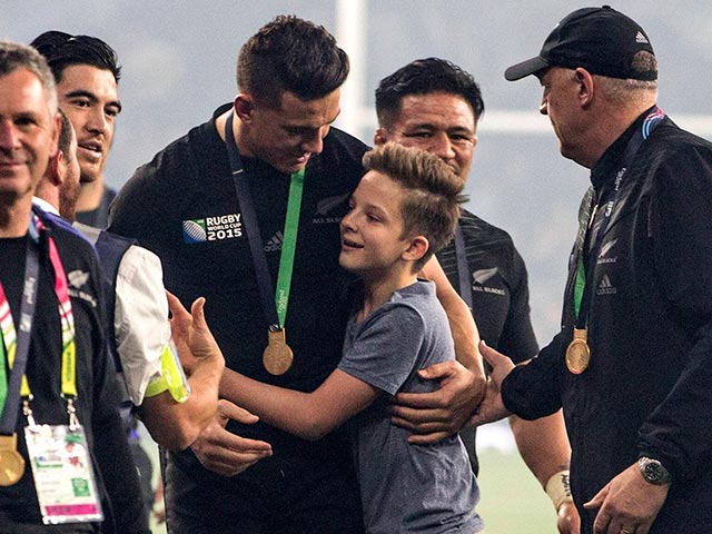Регбист сборной Новой Зеландии Сонни Билл Уильямс подарил золотую медаль Кубка мира мальчику, который выбежал на поле стадиона "Твикингхэм" и был сбит с ног стюардом