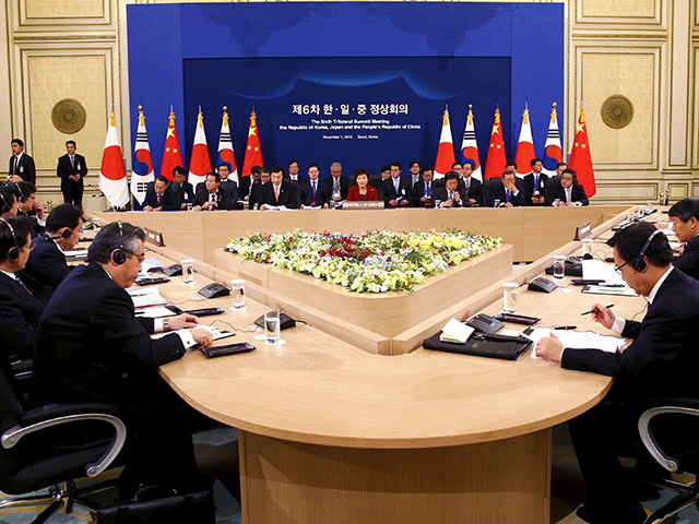 Китай, Япония и Южная Корея провели "примирительный саммит": лидеры трех стран договорились работать над созданием крупнейшей зоны свободной торговли и выработать "общий подход к проблемам истории"