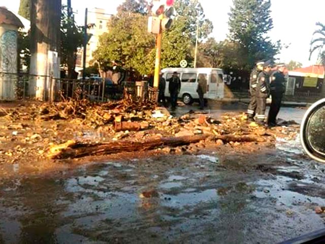 Улицы абхазского курортного города Гагры затопило "рукотворным цунами": там лопнула стена резервуара, из которого город снабжается водой
