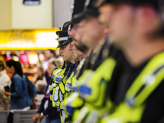В Лондоне запрещенная вечеринка на открытом воздухе обернулась масштабными столкновениями с полицией: толпа кидала в стражей правопорядка бутылки, стулья и, предположительно, коктейли Молотова