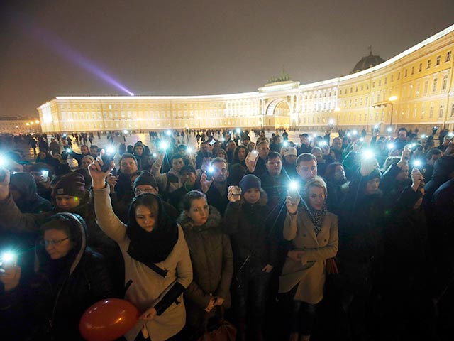 Тысячи жителей Санкт-Петербурга почтили сегодня память жертв авиакатастрофы в Египте на главной Дворцовой площади города