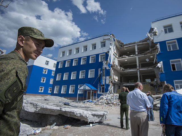 Здание казармы учебного центра Воздушно-десантных войск в поселке Светлый Омской области, где произошло обрушение перекрытия второго этажа.