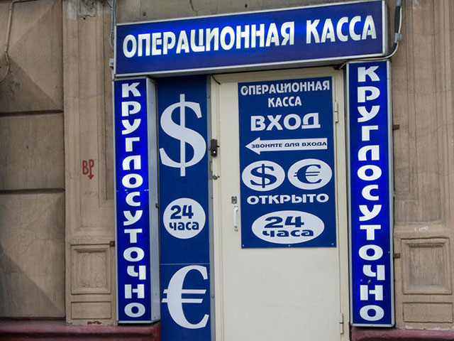 Несмотря на падение доходов, меньше покупать валюты россияне не стали 