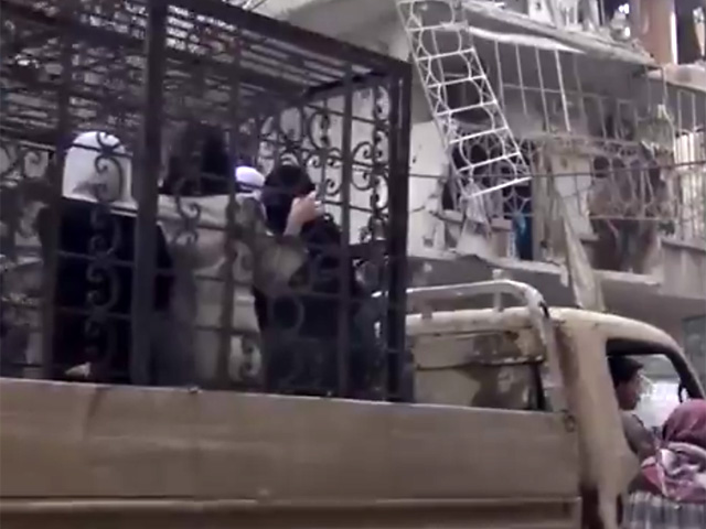 Боевики экстремистской группировки "Джейш аль-Ислам" - крупнейшей из действующих в окрестностях столицы Сирии, Дамаска, - используют для защиты от атак правительственных войск "живой щит" в виде людей