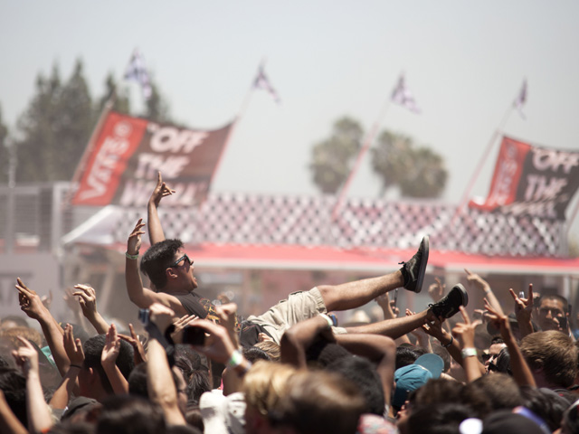 Правоохранительные органы штата Калифорния задержали более 300 людей во время двухдневного фестивале электронной музыки в городе Помона, на котором присутствовало около 20 тысяч зрителей