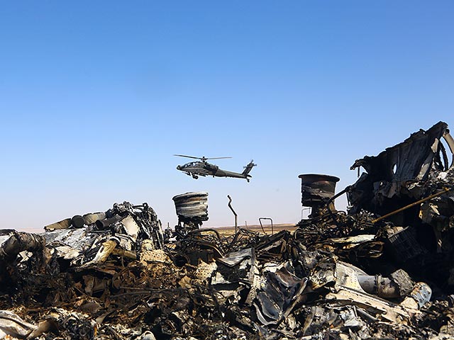 На месте крушения российского пассажирского самолета авиакомпании "Когалымавиа" найдены элементы, не относящиеся к конструкции воздушного судна