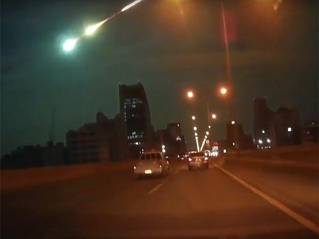 Очевидцы смогли запечатлеть полет небесного тела над городом: в Сети появились видеозаписи с автомобильных видеорегистраторов, на которых видна вспышка в небе и светлый шлейф