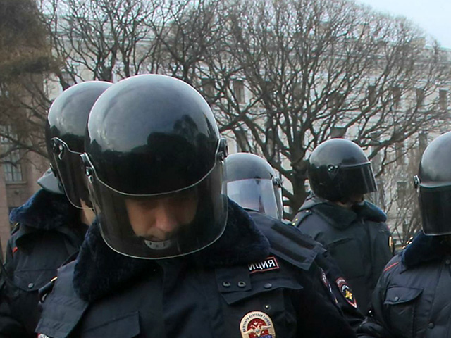 В Санкт-Петербурге полиция задержала сторонников оппозиционера Алексея Навального, которые раздавали брошюры ФБК о незаконном обогащении участникам конференции ООН против коррупции