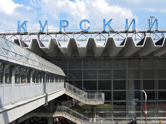 С Курского вокзала эвакуировали 2,5 тысячи человек из-за угрозы взрыва
