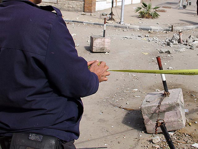 В Египте начиненный взрывчаткой автомобиль взорвался возле полицейского участка. По предварительным данным, погибли шестеро человек