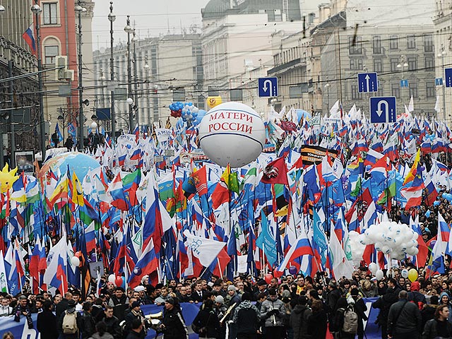 В центре Москвы в праздничном шествии, посвященном Дню народного единства, участвуют около 85 тысяч человек